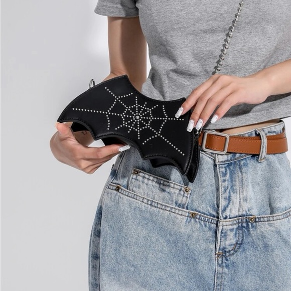 Bat Shaped Fashion Chain
Shoulder Bag - Picture 2 of 5